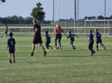Laatste training S.K.N.W.K. JO8-1 (partijtje tegen de ouders) van maandag 2 juni 2025 (19/123)